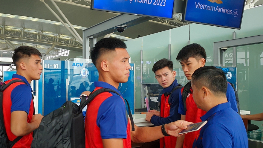 Vietnamese Olympic team fly to China ahead of ASIAD